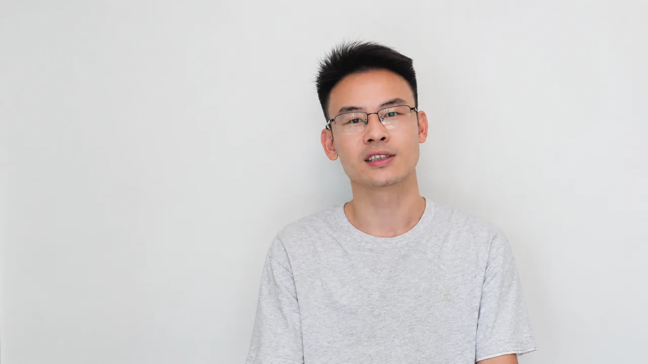 WenBei 面对镜头的自我介绍画面